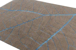 Abstrakter Teppich in Beige-Braun mit blauen geometrischen Mustern von Rug&Kilim