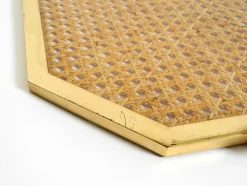 Achteckiges Serviertablett aus Acrylglas, Korbgeflecht und Messing im Stil von Christian Dior, Italien, 1970er