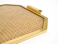Achteckiges Serviertablett aus Acrylglas, Korbgeflecht und Messing im Stil von Christian Dior, Italien, 1970er
