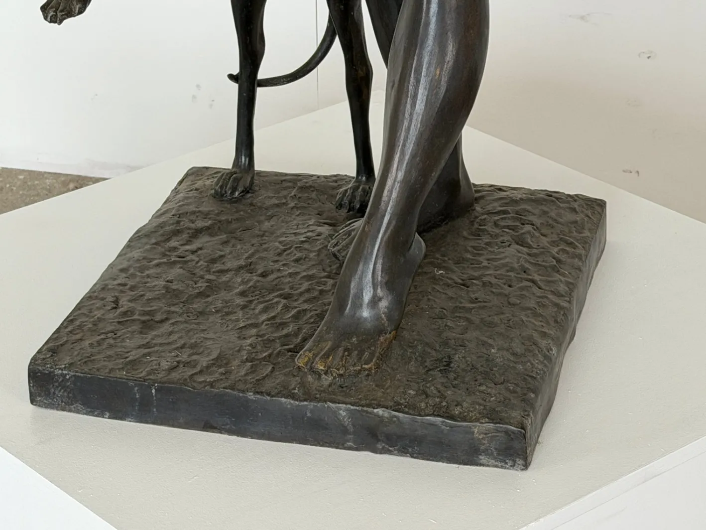 Aktfigur von Diana der Jägerin mit Windhund, Spätes 20. Jh., Bronze