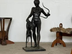 Aktfigur von Diana der Jägerin mit Windhund, Spätes 20. Jh., Bronze