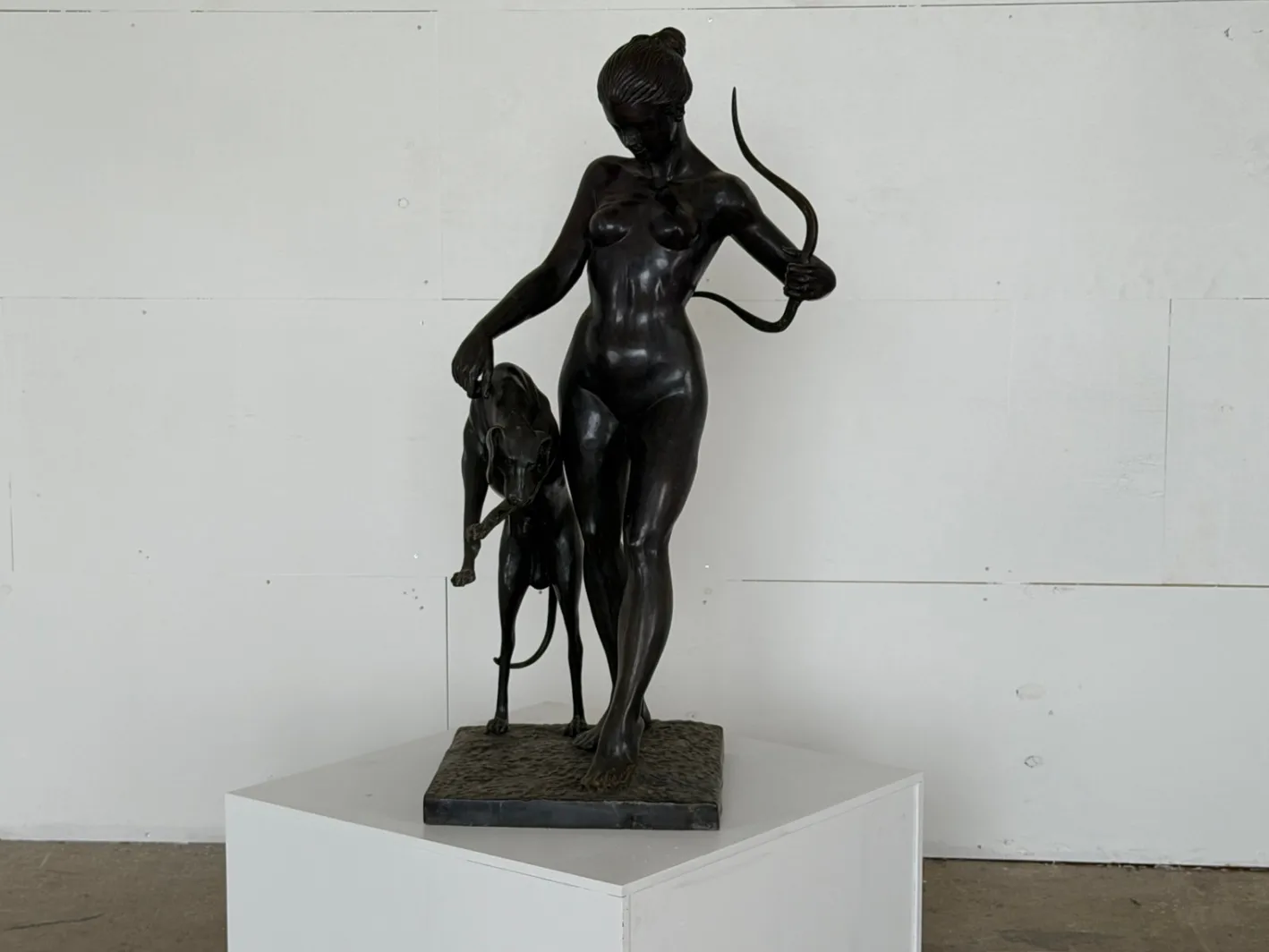 Aktfigur von Diana der Jägerin mit Windhund, Spätes 20. Jh., Bronze