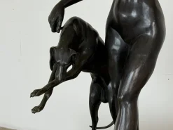 Aktfigur von Diana der Jägerin mit Windhund, Spätes 20. Jh., Bronze