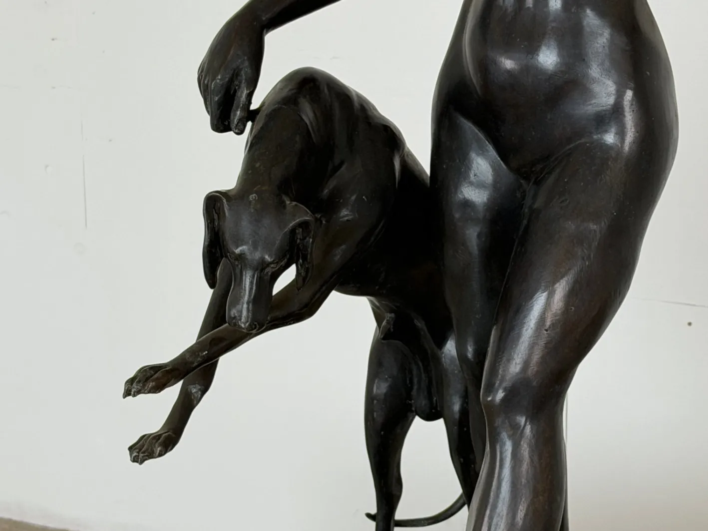 Aktfigur von Diana der Jägerin mit Windhund, Spätes 20. Jh., Bronze