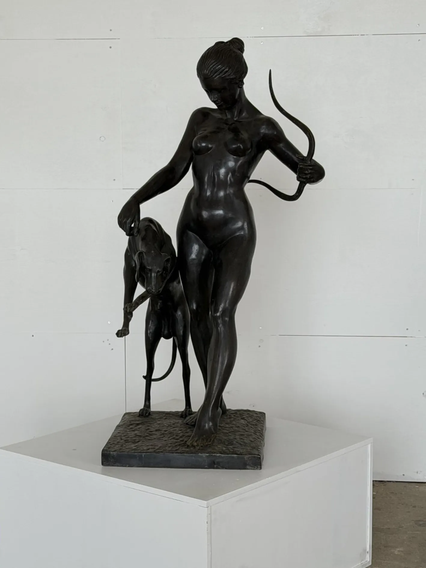 Aktfigur von Diana der Jägerin mit Windhund, Spätes 20. Jh., Bronze