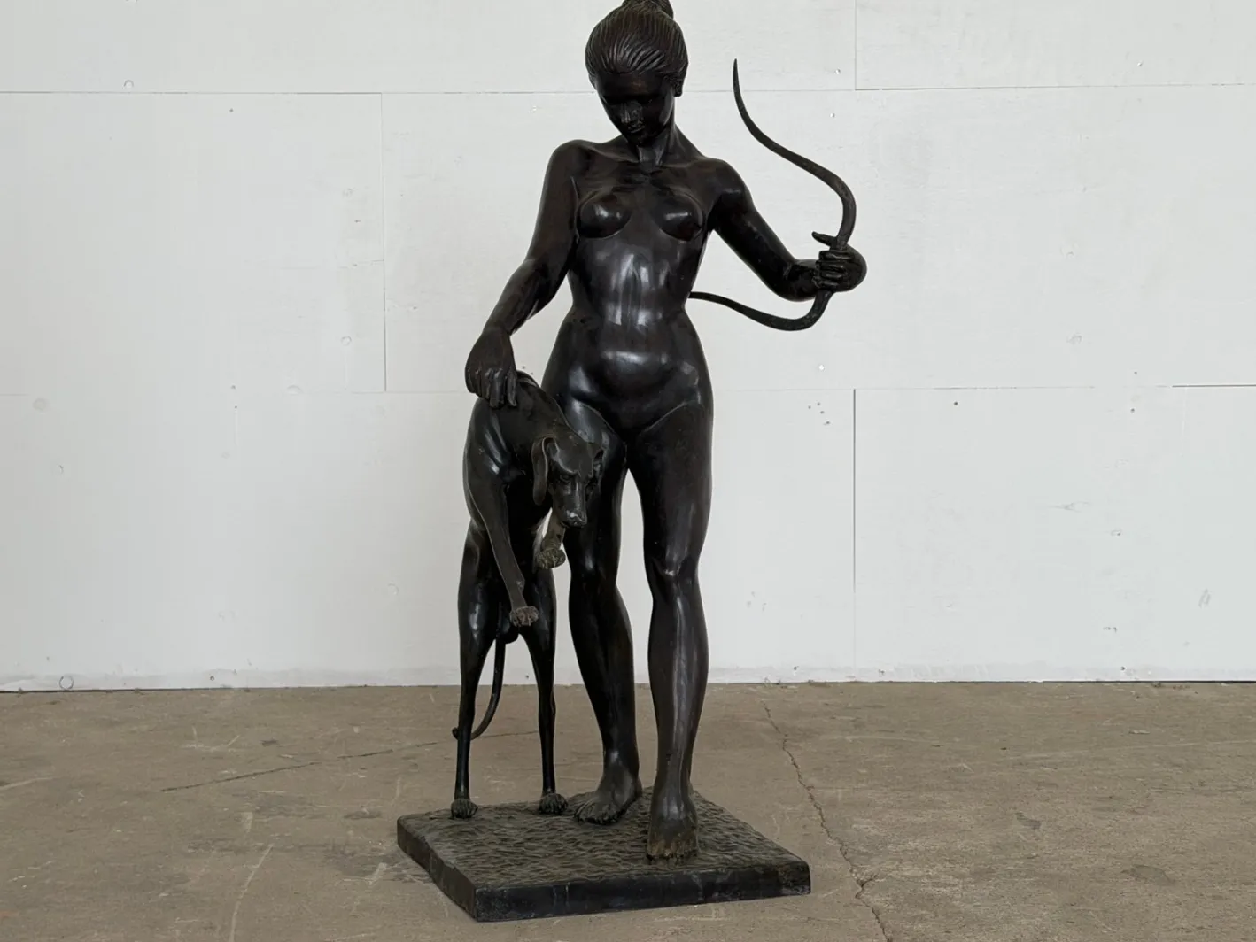 Aktfigur von Diana der Jägerin mit Windhund, Spätes 20. Jh., Bronze