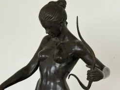 Aktfigur von Diana der Jägerin mit Windhund, Spätes 20. Jh., Bronze