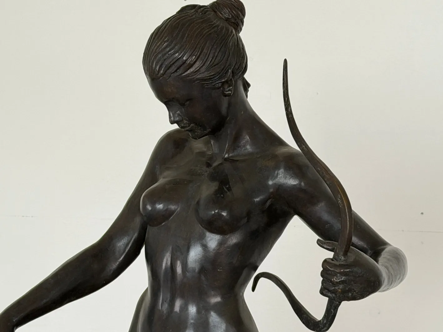 Aktfigur von Diana der Jägerin mit Windhund, Spätes 20. Jh., Bronze