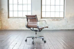 Aluminium Group EA335 Stuhl in Braun von Eames