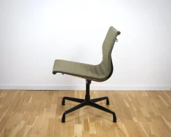 Alu Stuhl EA 105 in Hopsack in Khaki von Charles & Ray Eames für Vitra, 1980er