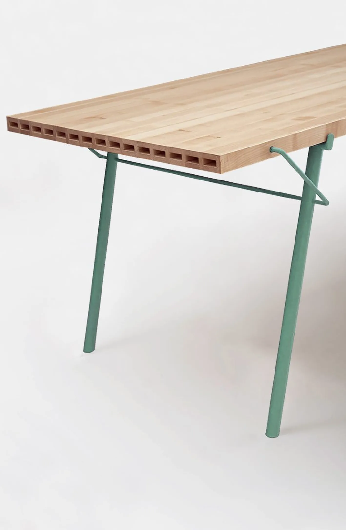Alveo Outdoor Tisch mit Massivholzplatte mit Wabenstruktur