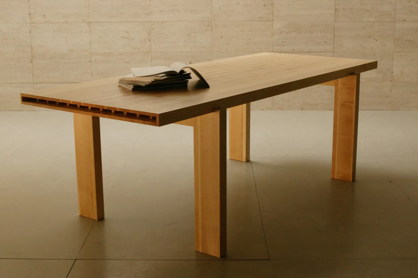 ALVEO Tisch mit massiver Wabenplatte
