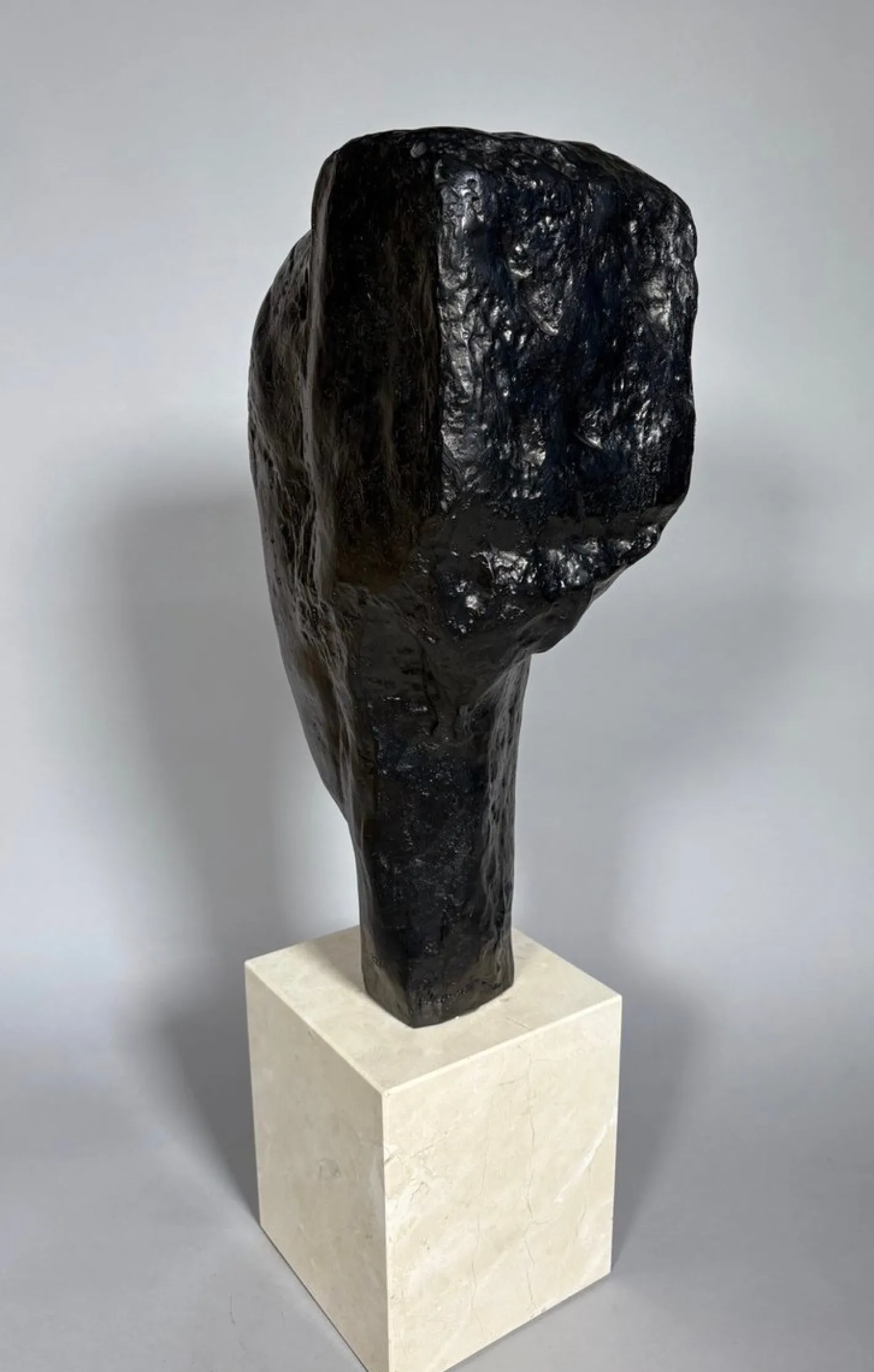 Amédéo Modigliani, Mädchenkopf mit Pony, 1970, Bronze
