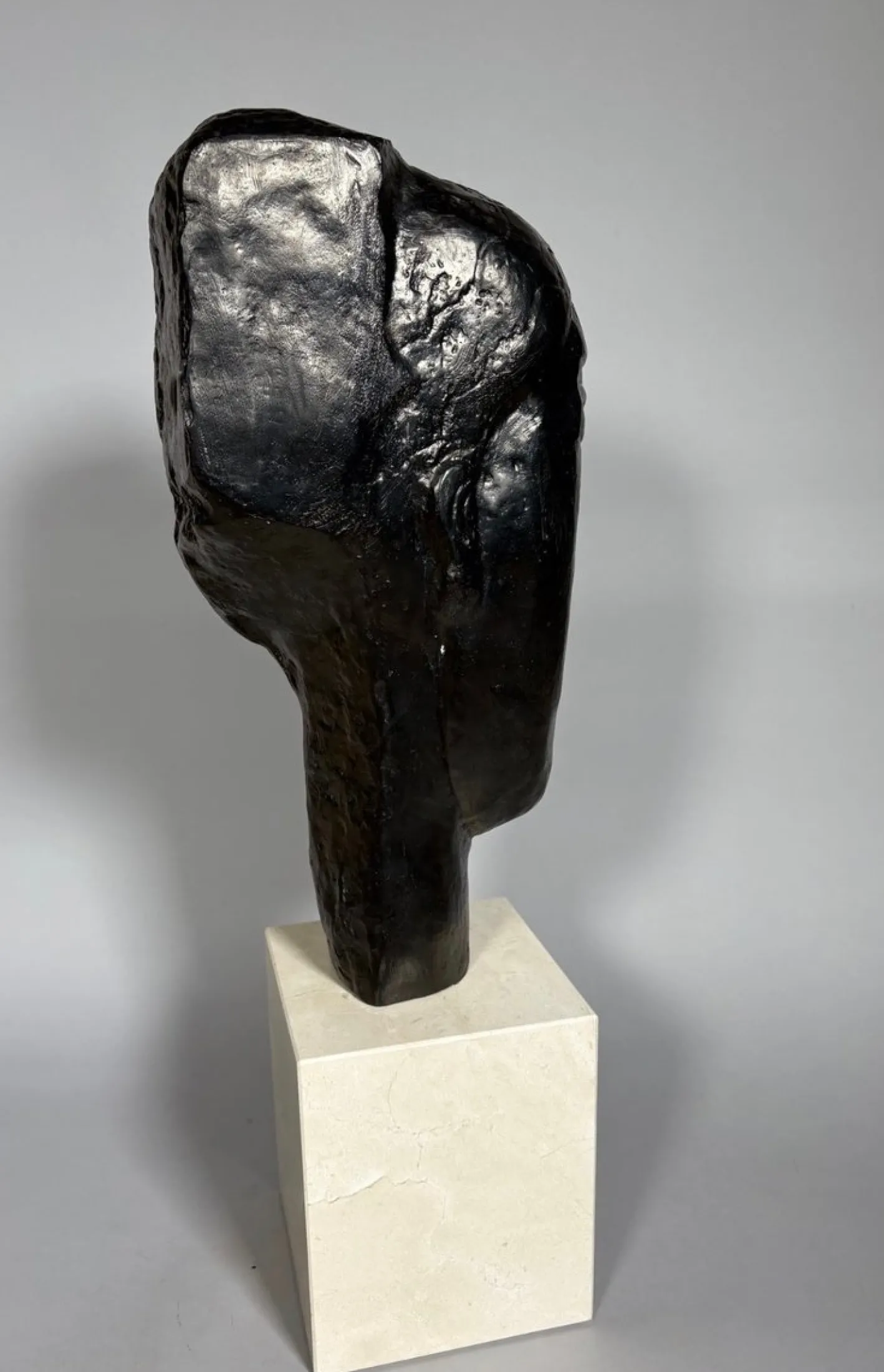 Amédéo Modigliani, Mädchenkopf mit Pony, 1970, Bronze