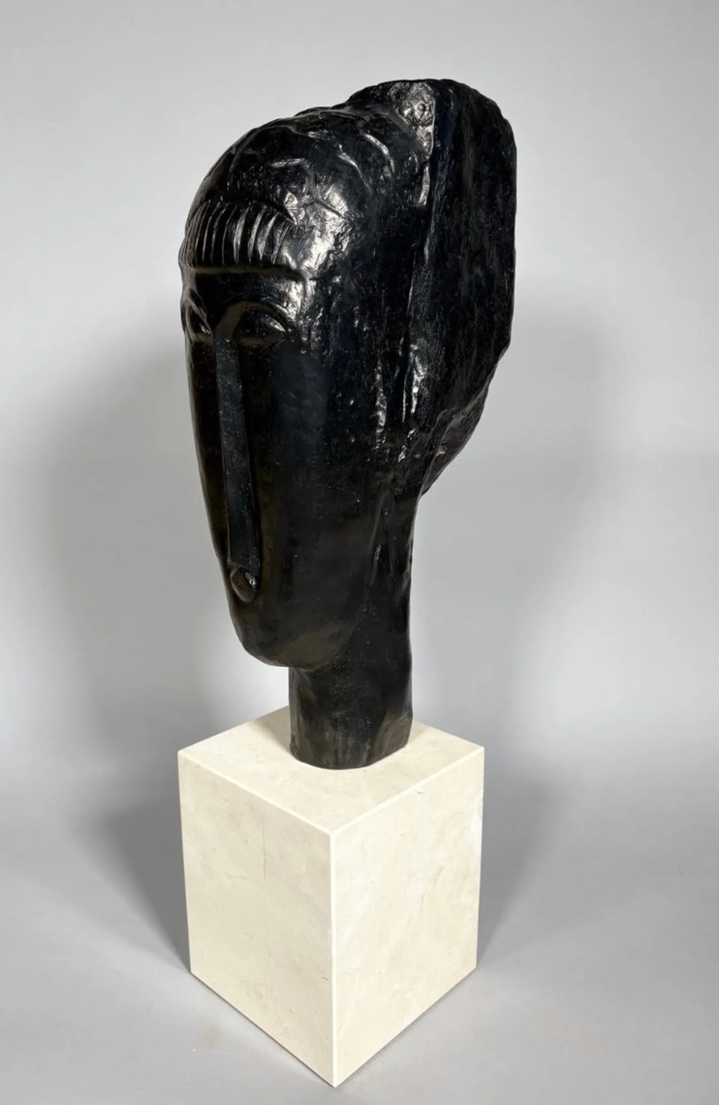 Amédéo Modigliani, Mädchenkopf mit Pony, 1970, Bronze