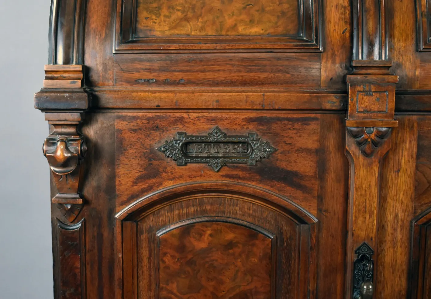 Amerikanischer Wells Fargo Schreibtisch aus Nussholz von Wooton Desk, 19. Jh. Co