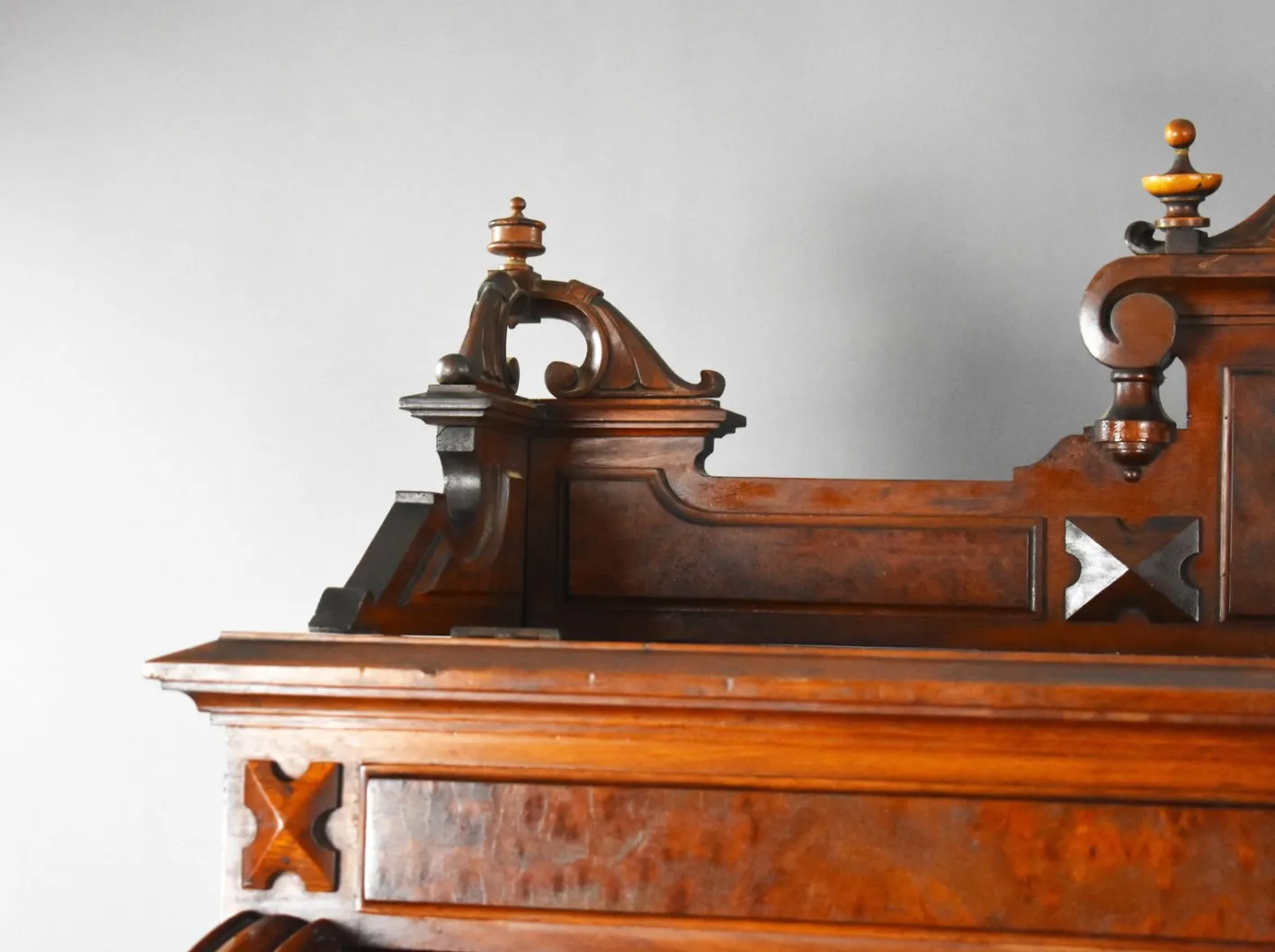 Amerikanischer Wells Fargo Schreibtisch aus Nussholz von Wooton Desk, 19. Jh. Co