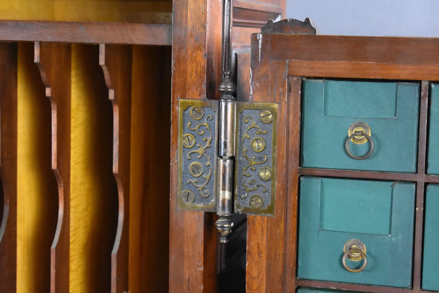 Amerikanischer Wells Fargo Schreibtisch aus Nussholz von Wooton Desk, 19. Jh. Co