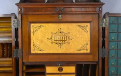 Amerikanischer Wells Fargo Schreibtisch aus Nussholz von Wooton Desk, 19. Jh. Co