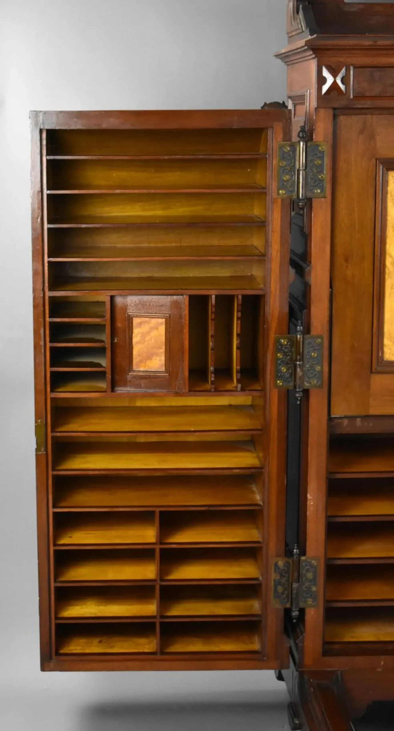 Amerikanischer Wells Fargo Schreibtisch aus Nussholz von Wooton Desk, 19. Jh. Co