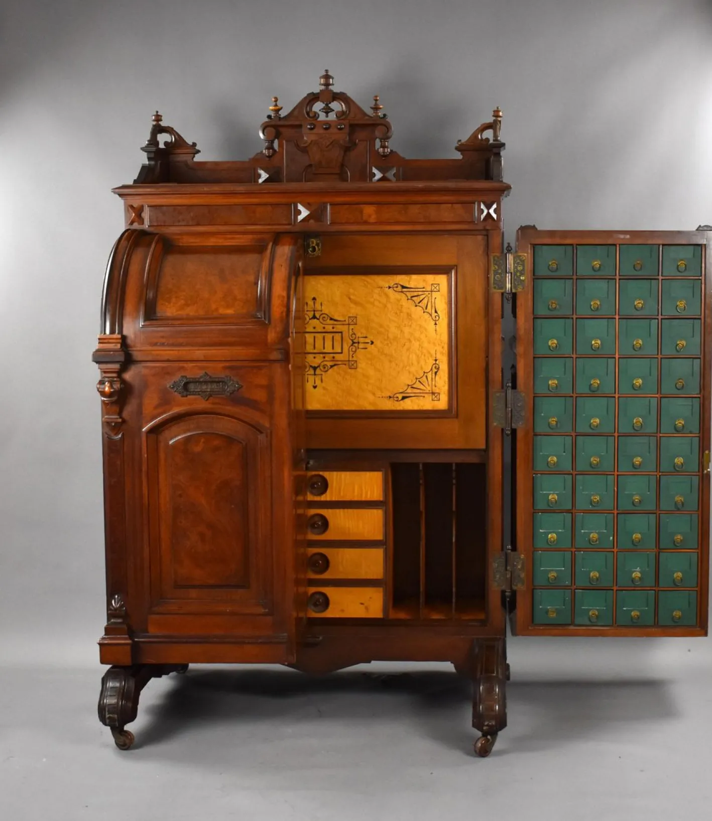 Amerikanischer Wells Fargo Schreibtisch aus Nussholz von Wooton Desk, 19. Jh. Co