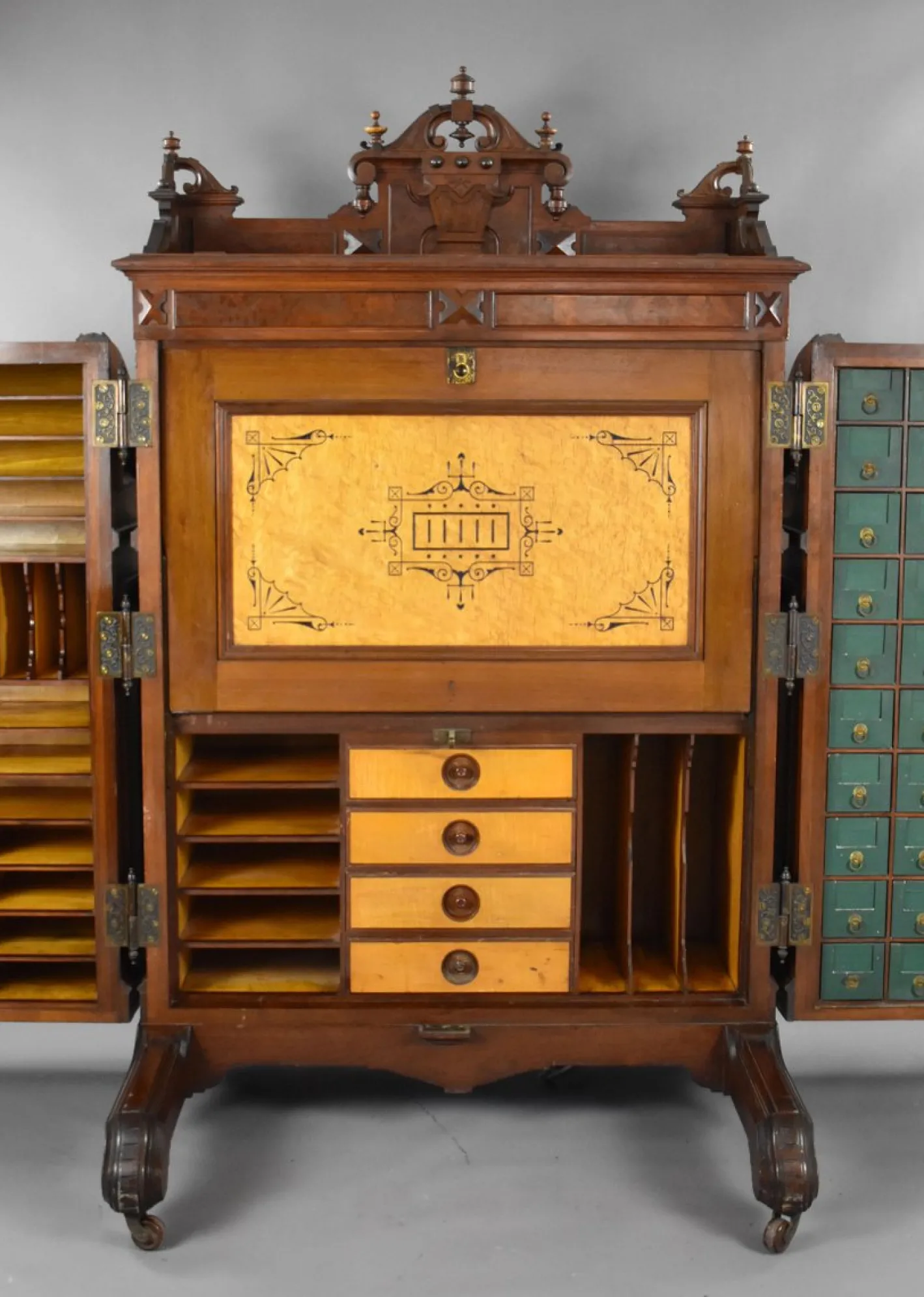 Amerikanischer Wells Fargo Schreibtisch aus Nussholz von Wooton Desk, 19. Jh. Co