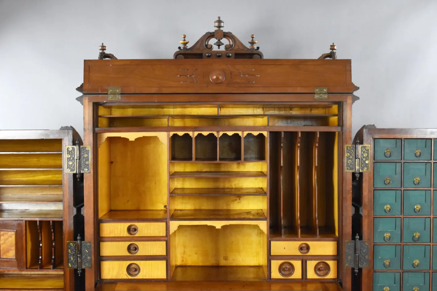 Amerikanischer Wells Fargo Schreibtisch aus Nussholz von Wooton Desk, 19. Jh. Co