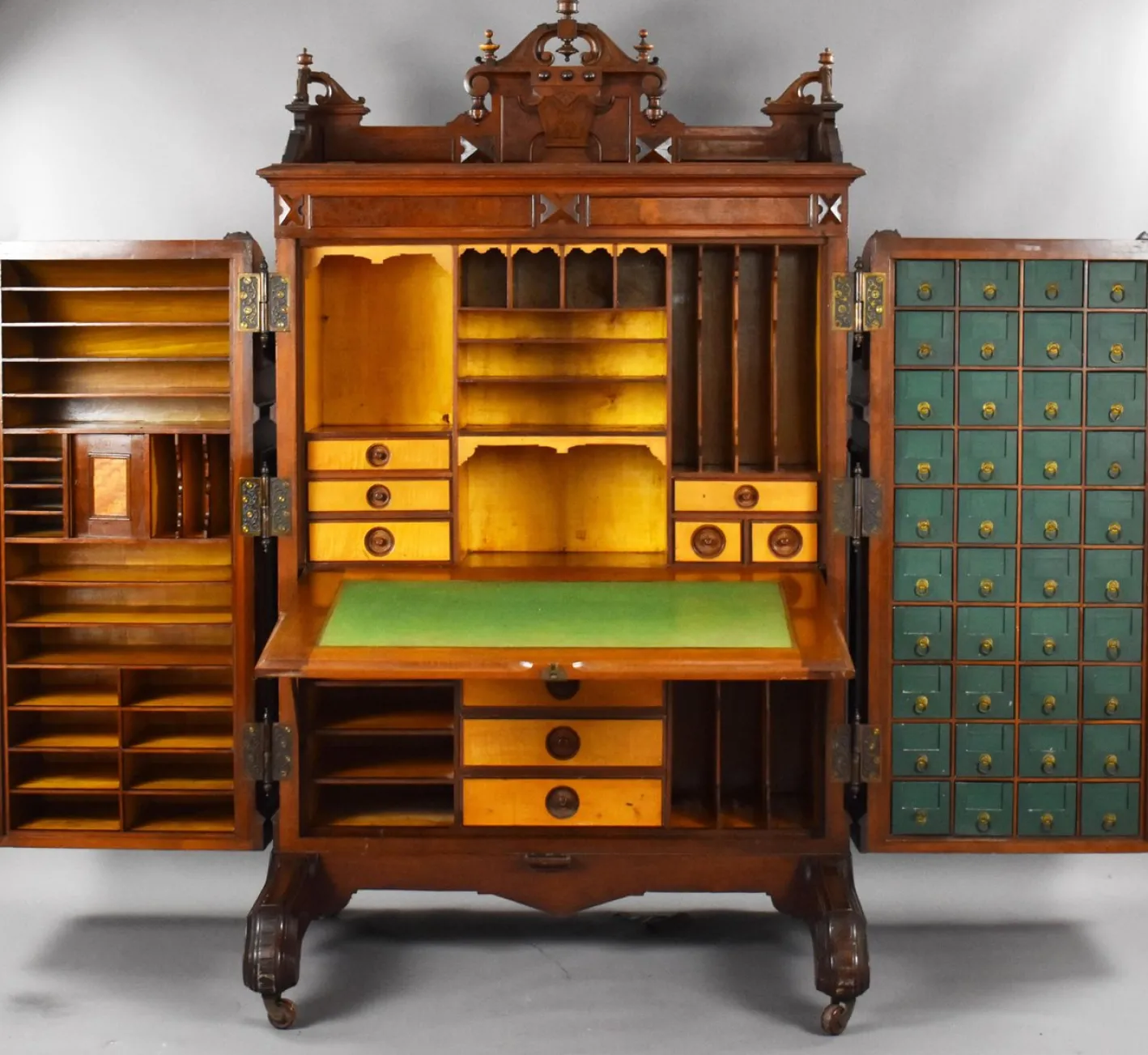 Amerikanischer Wells Fargo Schreibtisch aus Nussholz von Wooton Desk, 19. Jh. Co