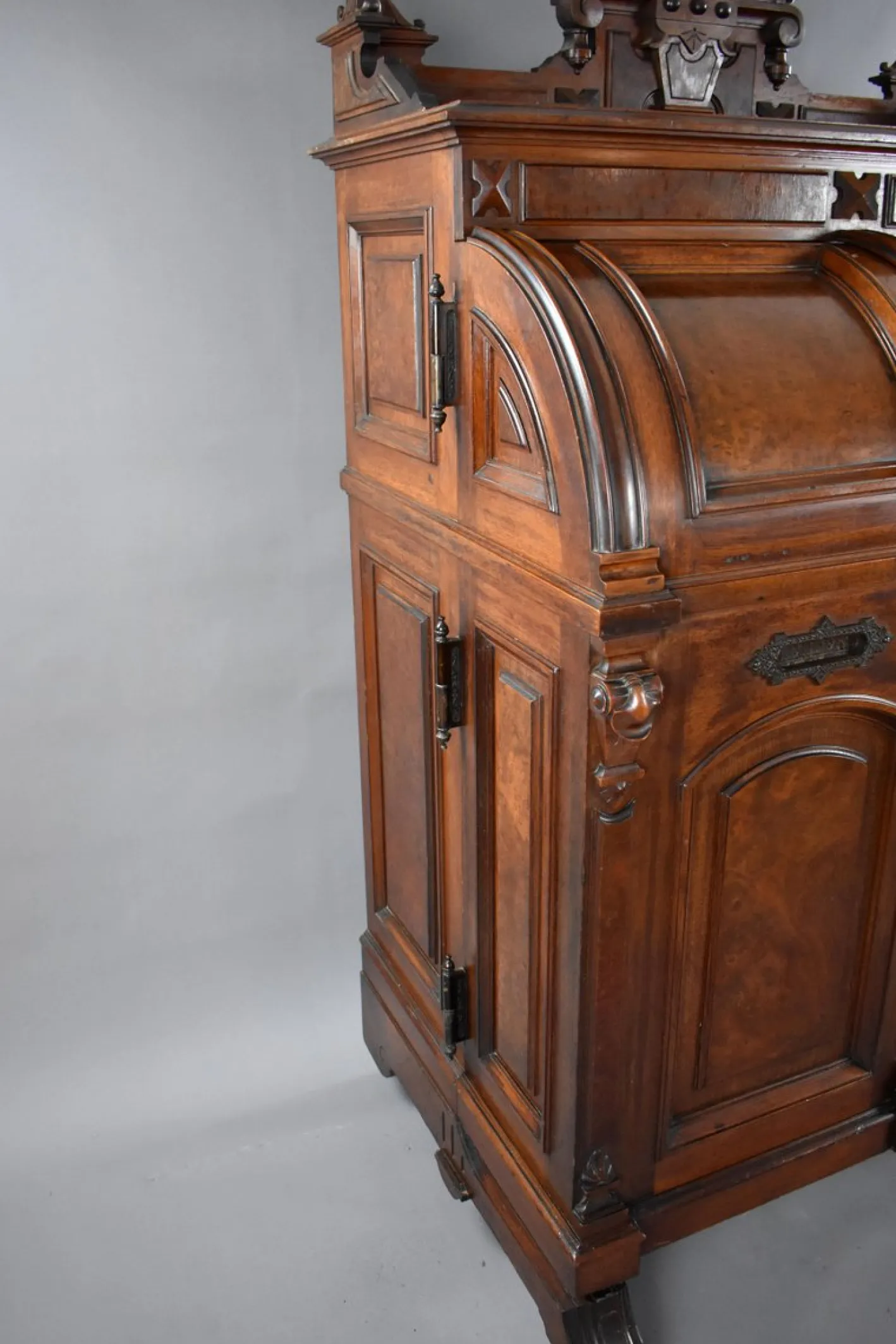 Amerikanischer Wells Fargo Schreibtisch aus Nussholz von Wooton Desk, 19. Jh. Co
