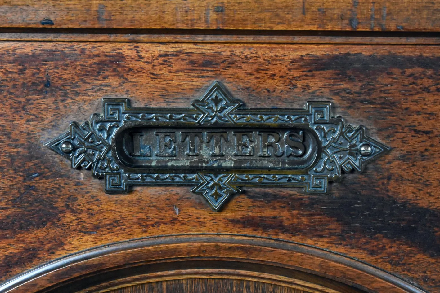 Amerikanischer Wells Fargo Schreibtisch aus Nussholz von Wooton Desk, 19. Jh. Co