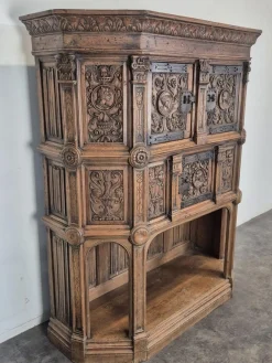 Anrichte im Renaissance Stil mit Mascarons