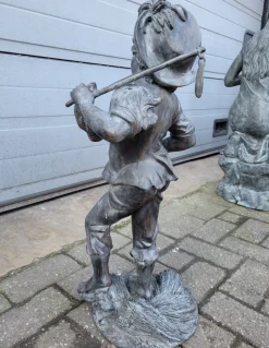 Antike Bauernstatue aus Bronze mit Dreschflegel