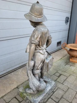 Antike Bronzestatue des Jägers mit Wild