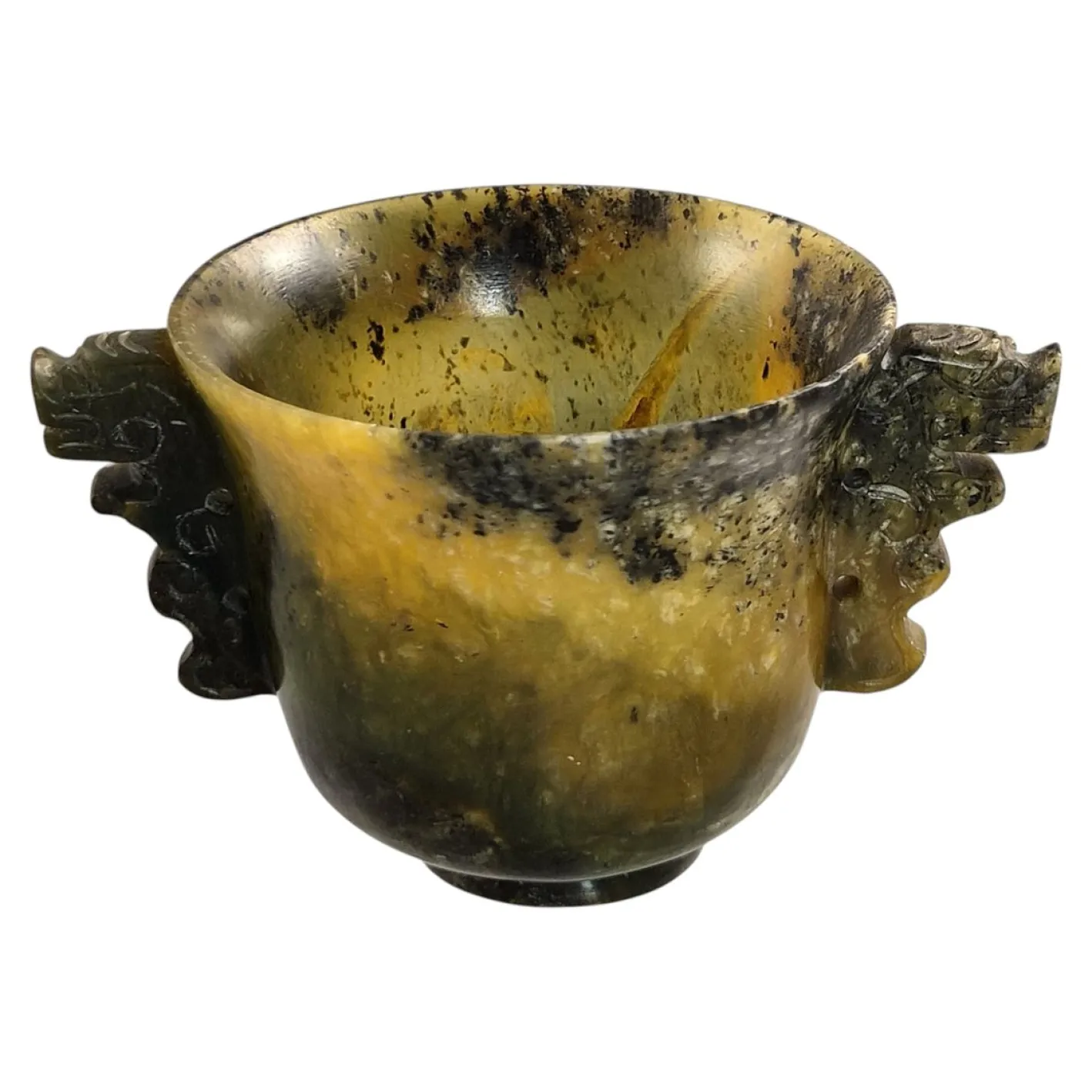 Antike chinesische Nephrit Tasse mit Taotie Griffen, 1890er