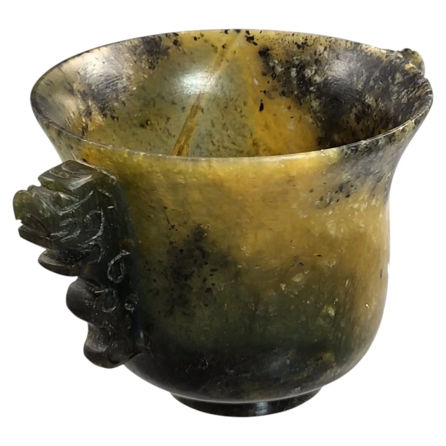 Antike chinesische Nephrit Tasse mit Taotie Griffen, 1890er