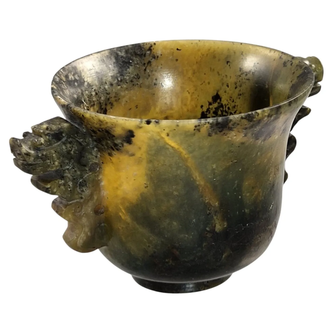 Antike chinesische Nephrit Tasse mit Taotie Griffen, 1890er