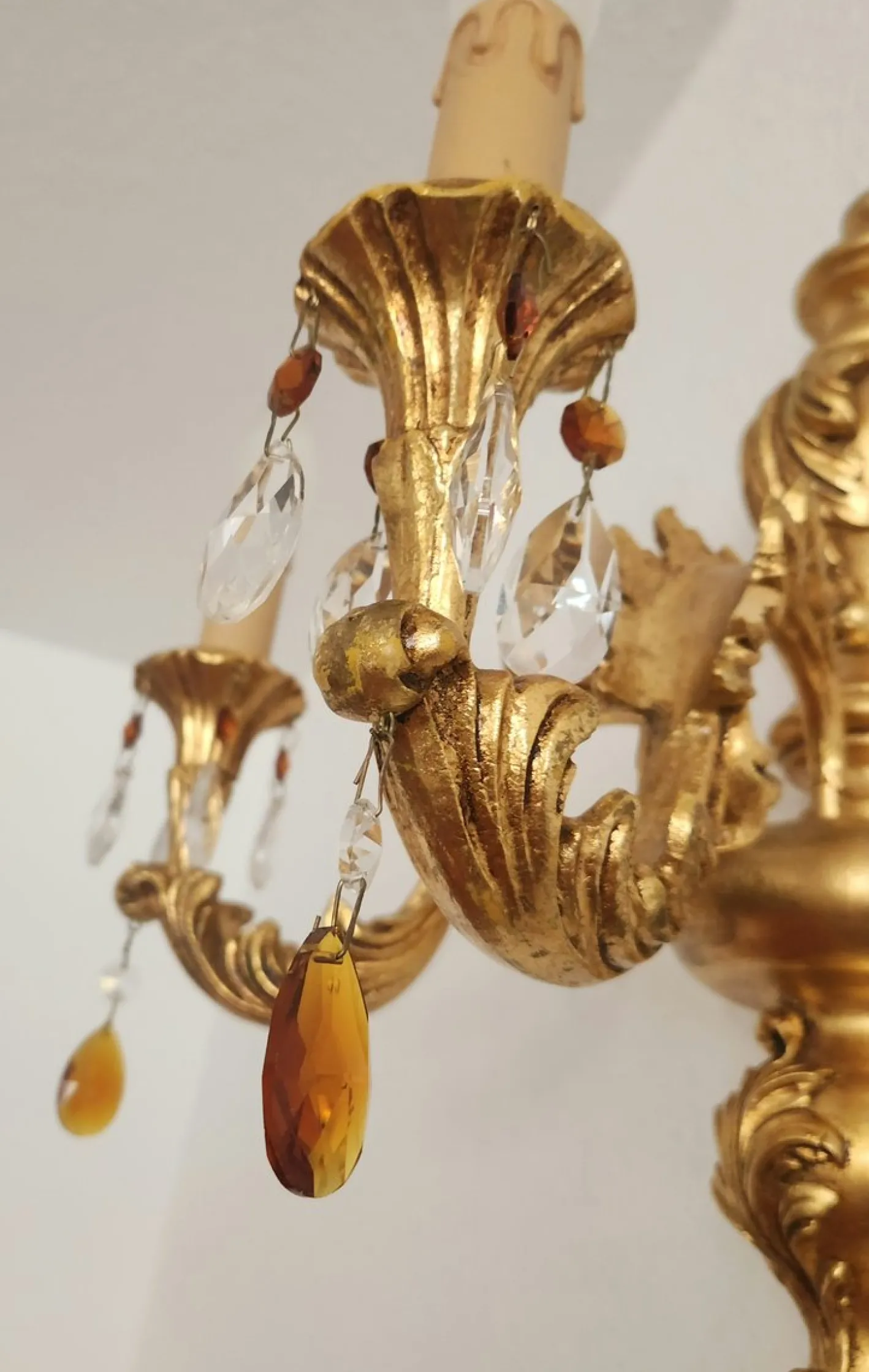 Antike Florentine Wandlampe aus Holz und handgeschnitztem vergoldetem Blattgold mit Anhängern aus Kristallglas, Italien, 1950er