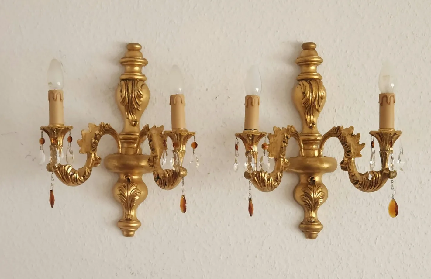 Antike Florentine Wandlampe aus Holz und handgeschnitztem vergoldetem Blattgold mit Anhängern aus Kristallglas, Italien, 1950er