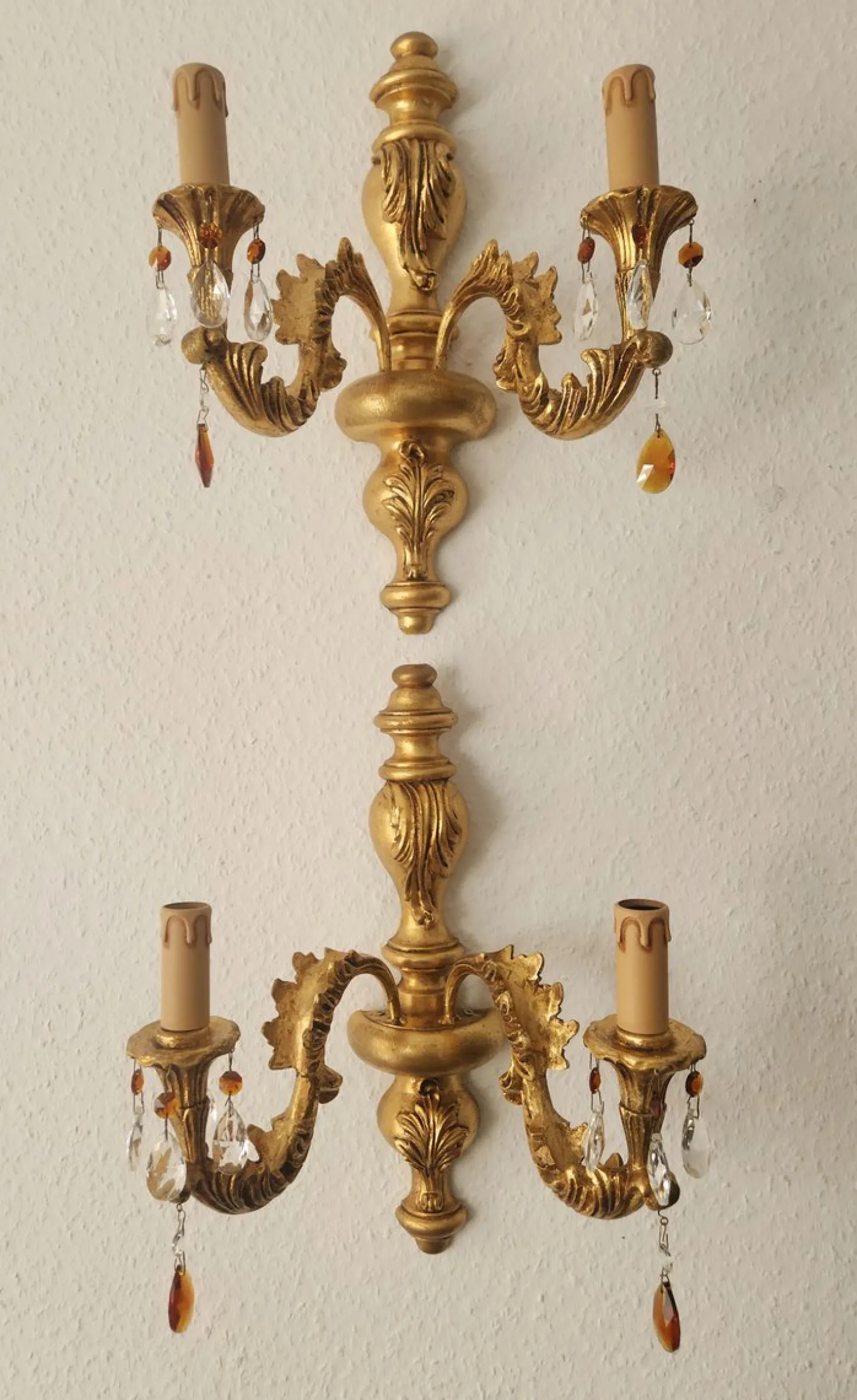 Antike Florentine Wandlampe aus Holz und handgeschnitztem vergoldetem Blattgold mit Anhängern aus Kristallglas, Italien, 1950er