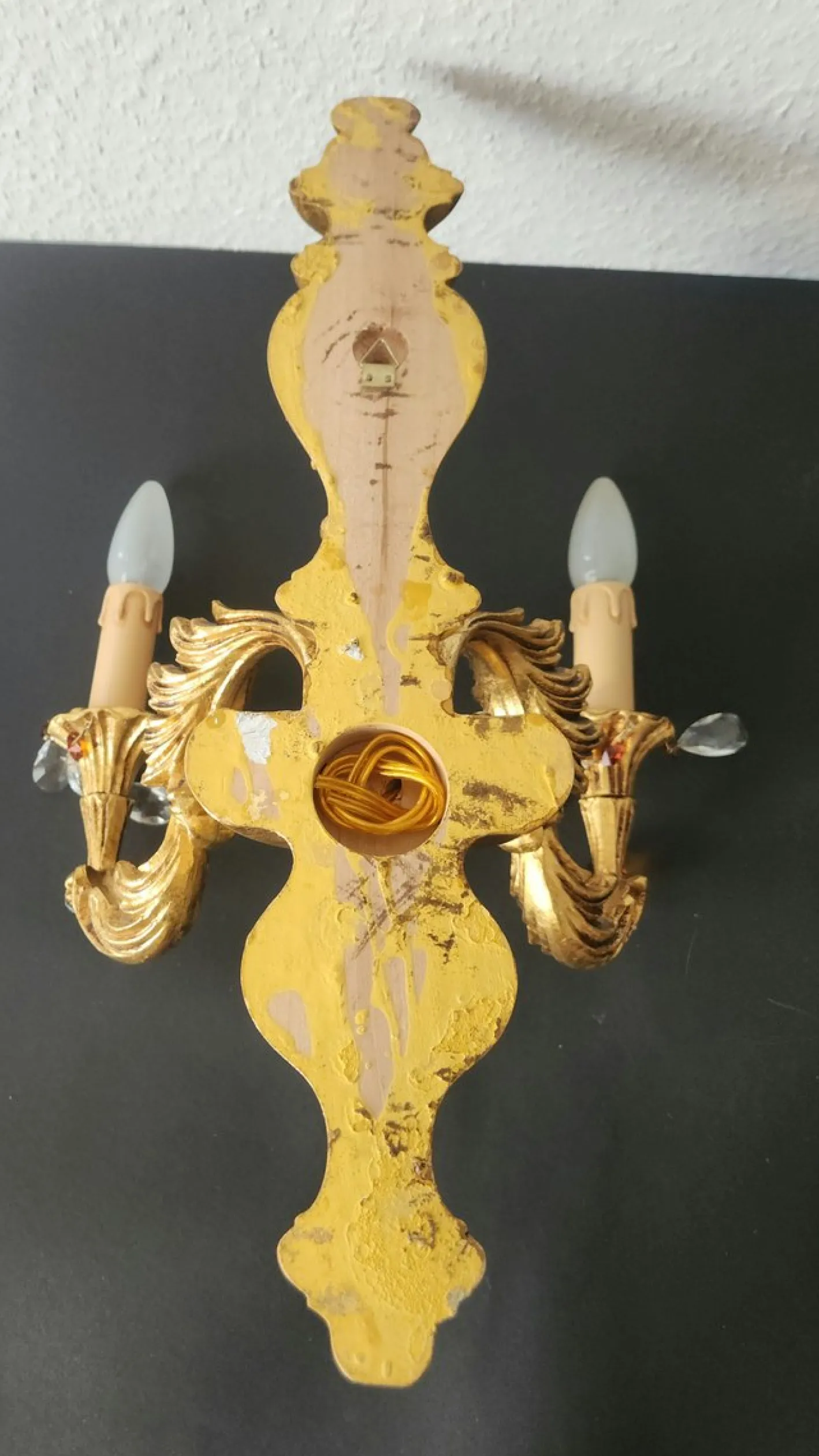 Antike Florentine Wandlampe aus Holz und handgeschnitztem vergoldetem Blattgold mit Anhängern aus Kristallglas, Italien, 1950er