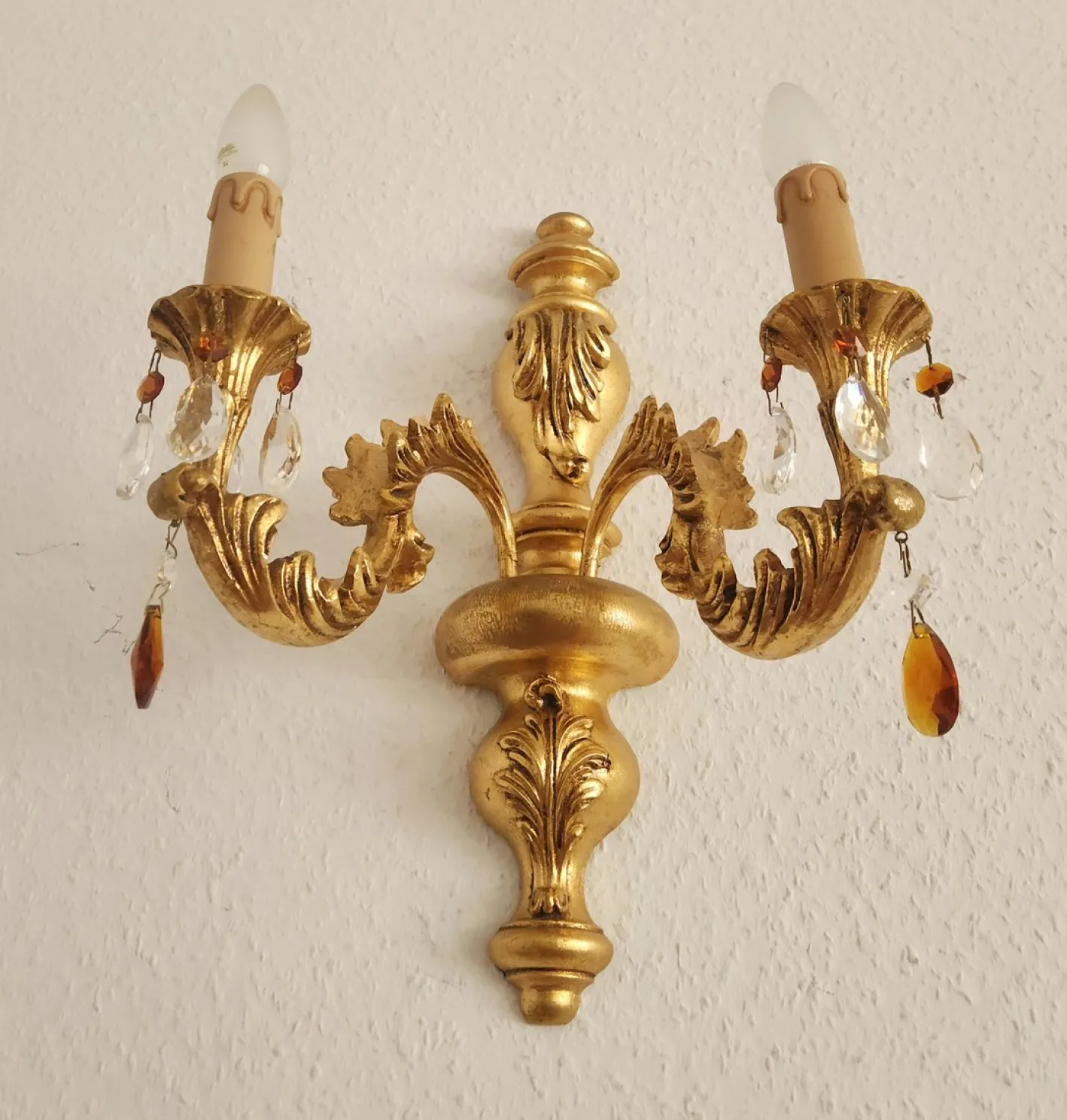 Antike Florentine Wandlampe aus Holz und handgeschnitztem vergoldetem Blattgold mit Anhängern aus Kristallglas, Italien, 1950er