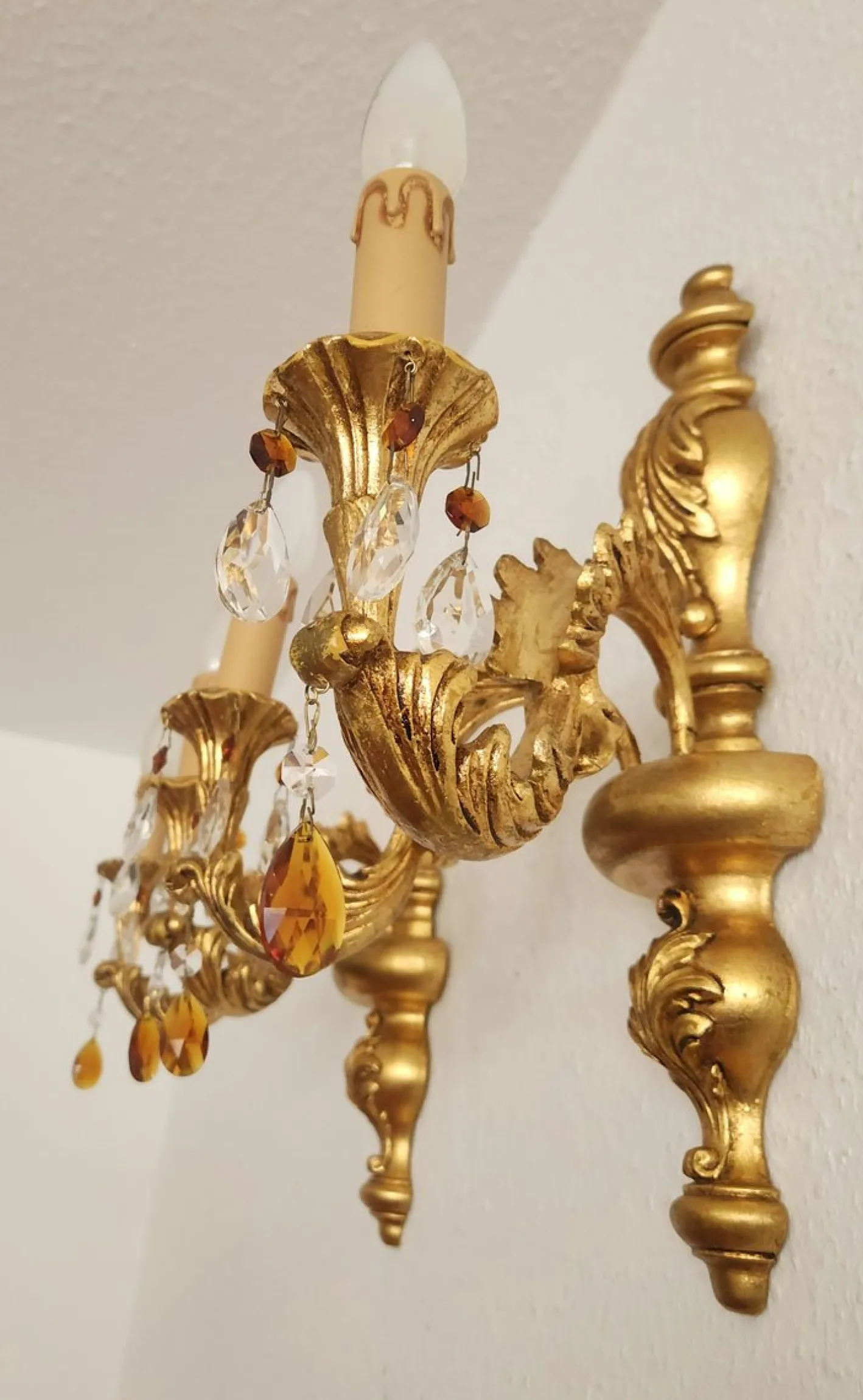 Antike Florentine Wandlampe aus Holz und handgeschnitztem vergoldetem Blattgold mit Anhängern aus Kristallglas, Italien, 1950er