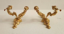 Antike Florentine Wandlampe aus Holz und handgeschnitztem vergoldetem Blattgold mit Anhängern aus Kristallglas, Italien, 1950er