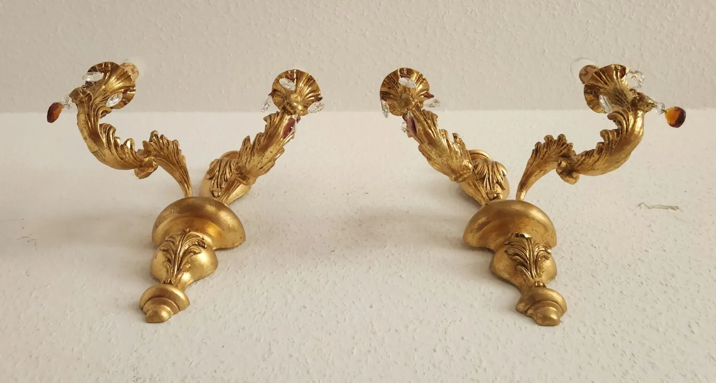 Antike Florentine Wandlampe aus Holz und handgeschnitztem vergoldetem Blattgold mit Anhängern aus Kristallglas, Italien, 1950er