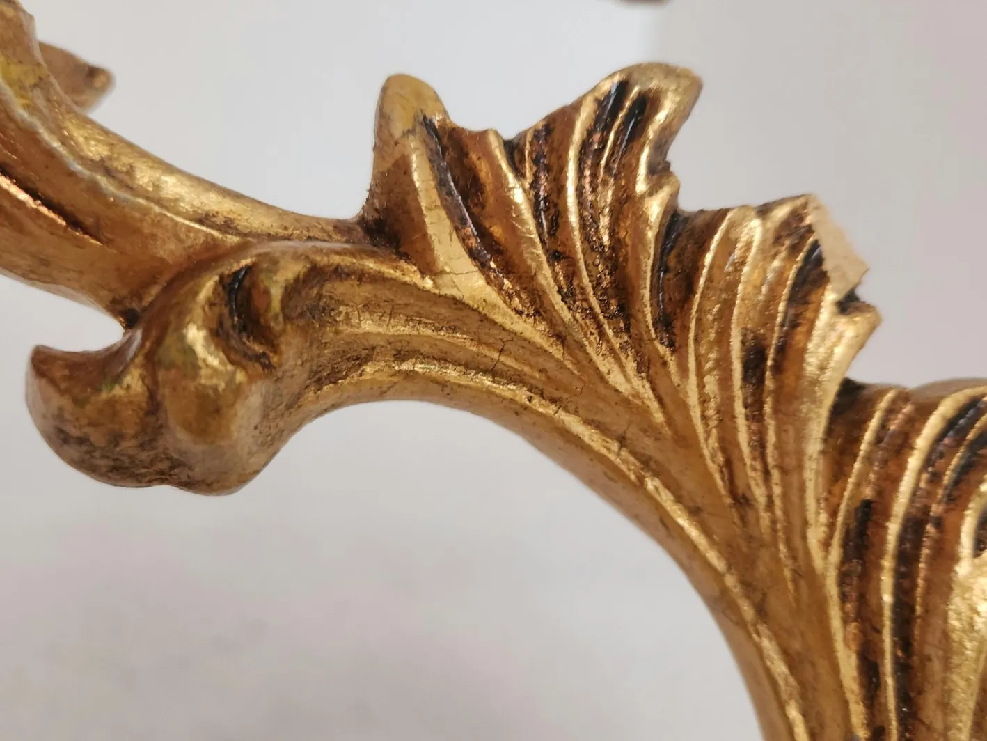 Antike Florentine Wandlampe aus Holz und handgeschnitztem vergoldetem Blattgold mit Anhängern aus Kristallglas, Italien, 1950er