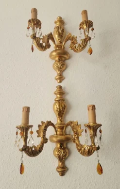 Antike Florentine Wandlampe aus Holz und handgeschnitztem vergoldetem Blattgold mit Anhängern aus Kristallglas, Italien, 1950er
