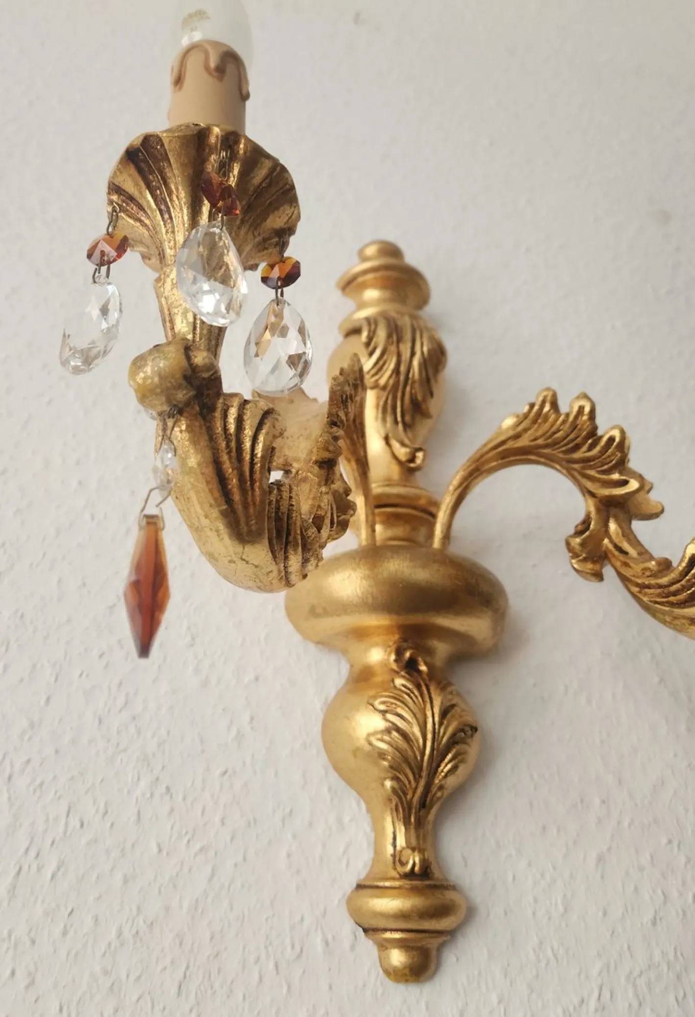 Antike Florentine Wandlampe aus Holz und handgeschnitztem vergoldetem Blattgold mit Anhängern aus Kristallglas, Italien, 1950er