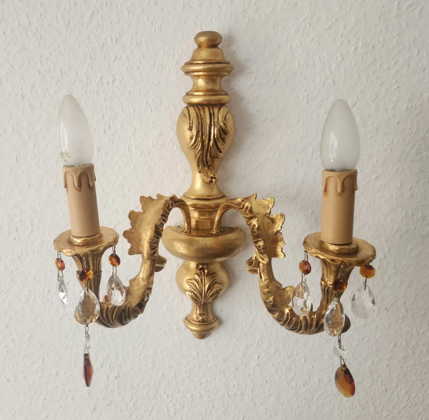 Antike Florentine Wandlampe aus Holz und handgeschnitztem vergoldetem Blattgold mit Anhängern aus Kristallglas, Italien, 1950er