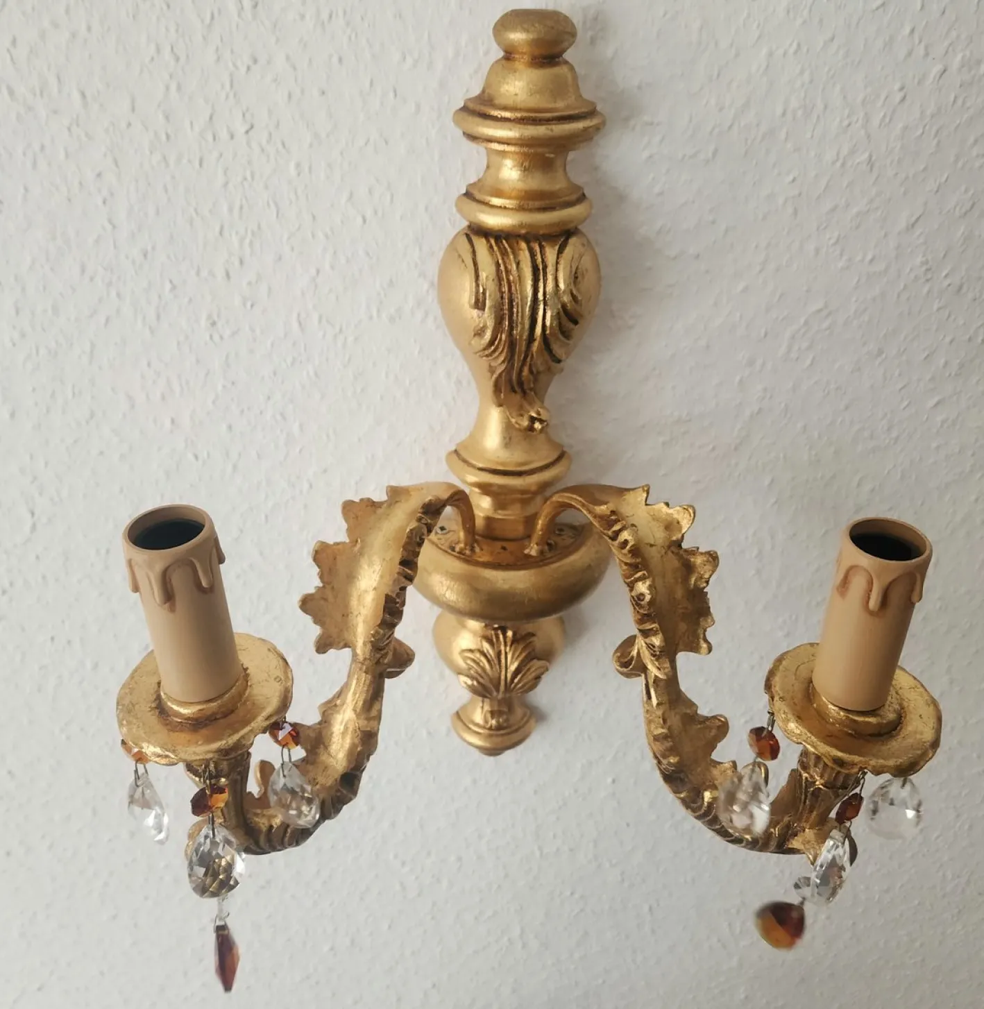 Antike Florentine Wandlampe aus Holz und handgeschnitztem vergoldetem Blattgold mit Anhängern aus Kristallglas, Italien, 1950er