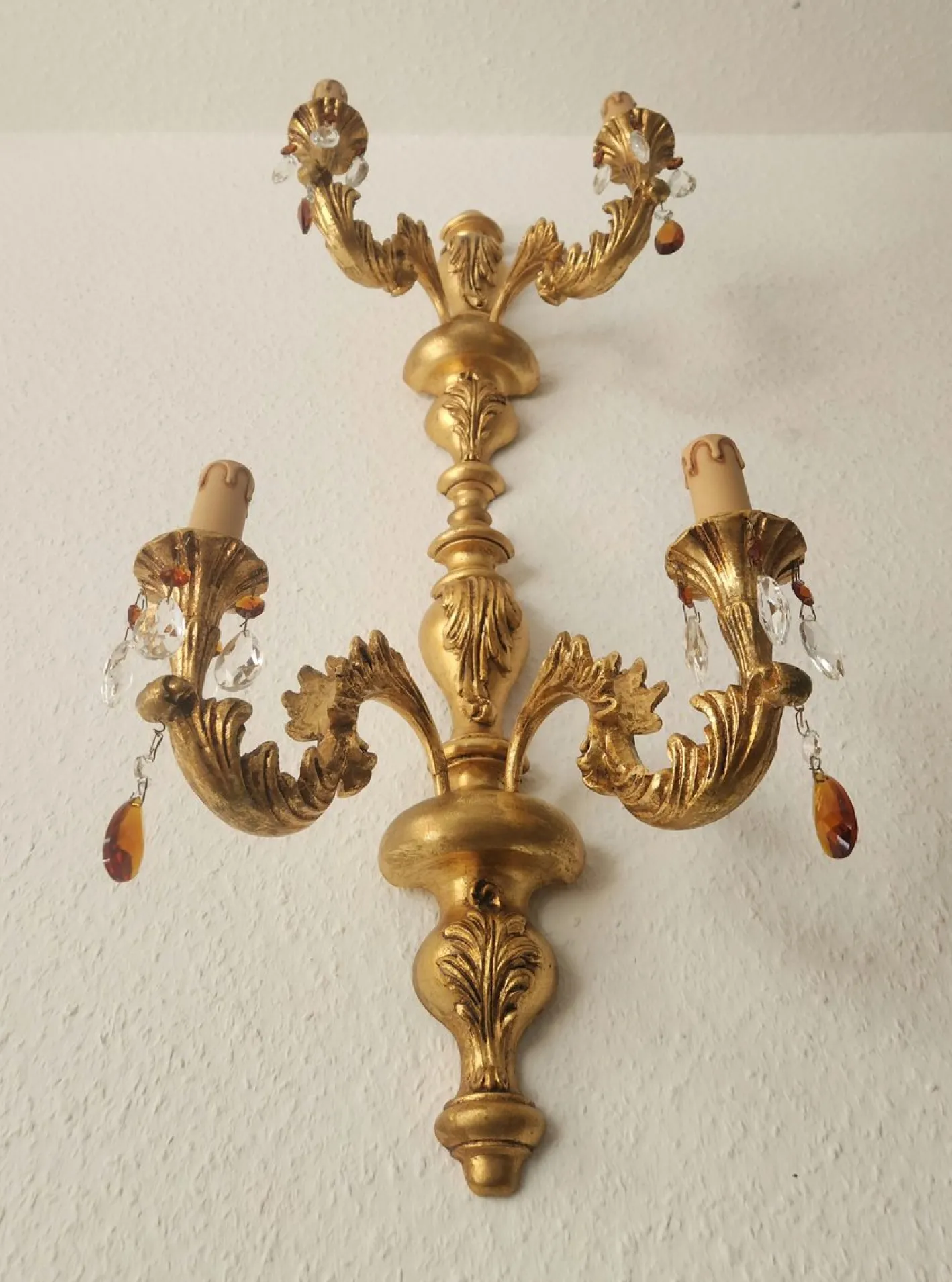 Antike Florentine Wandlampe aus Holz und handgeschnitztem vergoldetem Blattgold mit Anhängern aus Kristallglas, Italien, 1950er